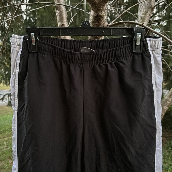 Nike Black Elastic Waist Capris Pants Athletic Activewear White Stripes L 12-14 - Picture 4 of 16